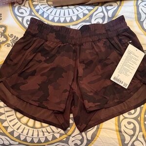 Lulu Tracker LR Short 4” Brown Camo- NWT, Size 8